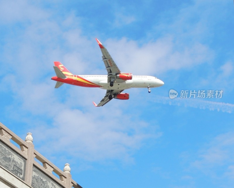 天空中飞行的民航客机