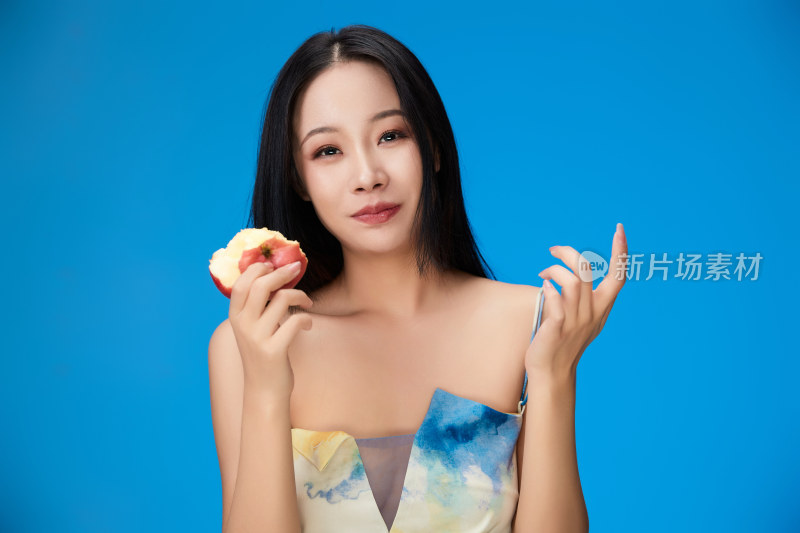 吃水果的亚洲东方长发少女