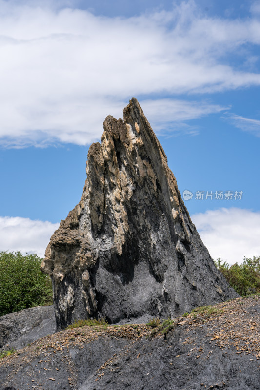 四川甘孜道孚县八美墨石公园糜棱岩山体特写