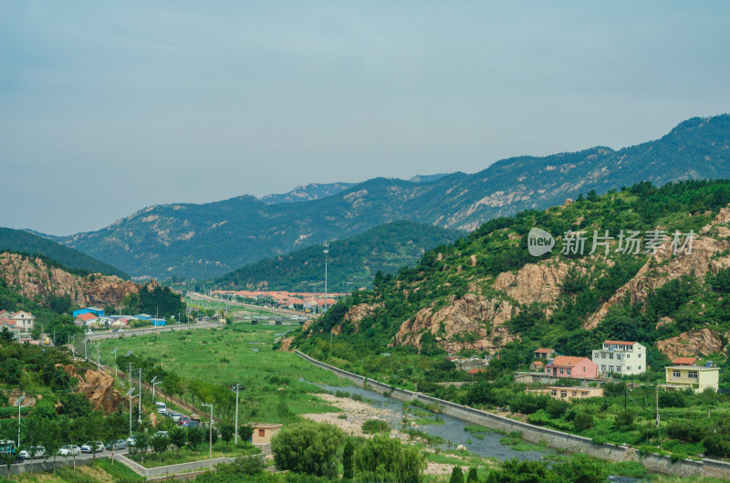 青岛崂山地区，山下分布着零星的村居