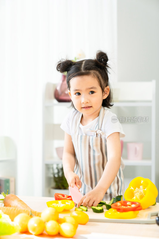 快乐的小女孩在家做饭