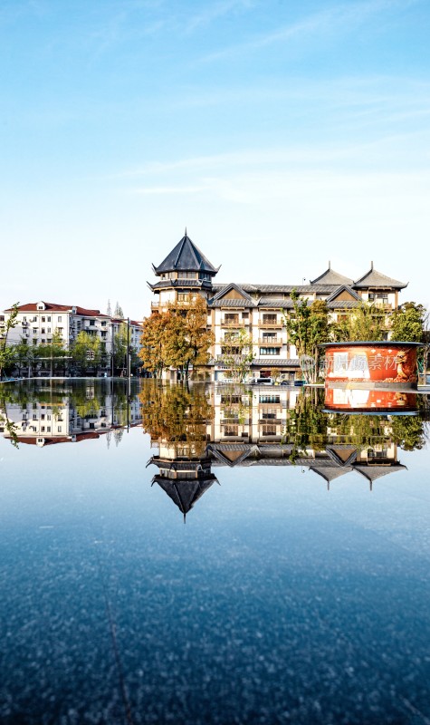 上海龙华寺中式建筑倒影景观