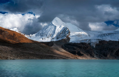 西藏那曲乌云之下的萨普冰川