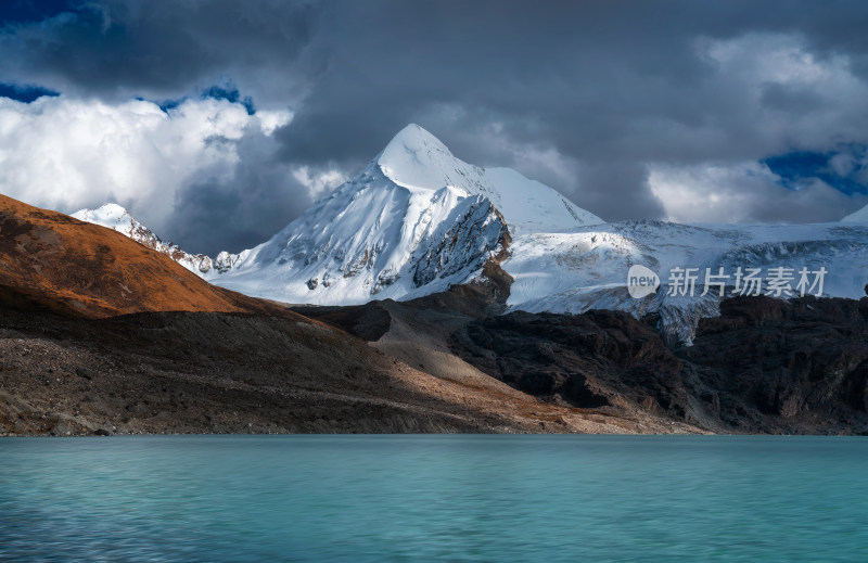西藏那曲乌云之下的萨普冰川