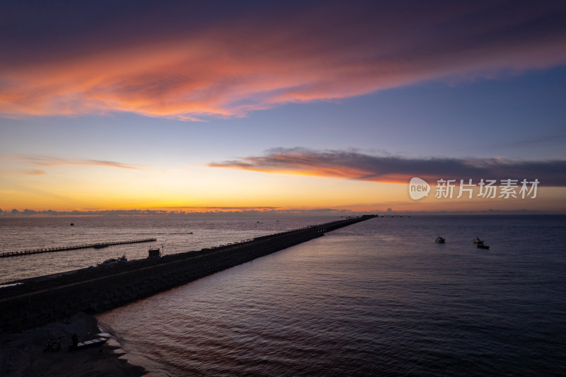 夏天北海涠洲岛蓝桥海边晚霞