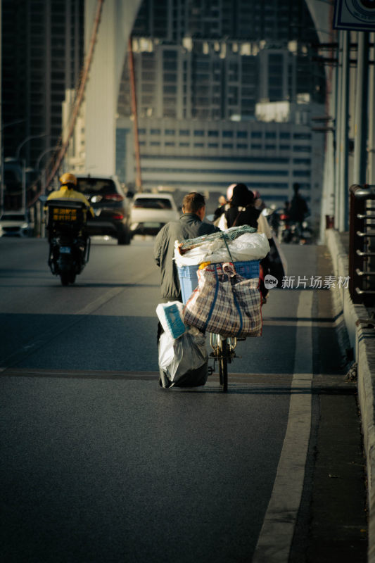 城市道路上骑着载物自行车的男子