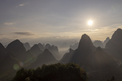 广西桂林喀斯特地貌日出美景水墨画