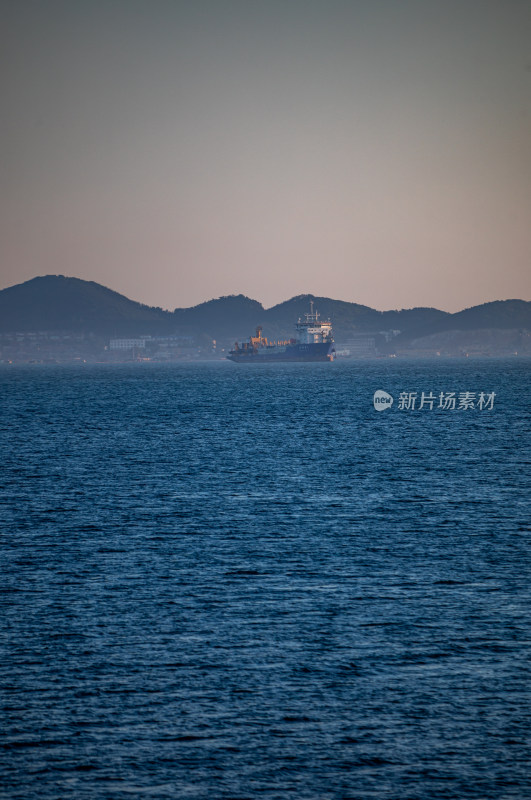 山东烟台东山栈桥海上日出海天相接一色景观