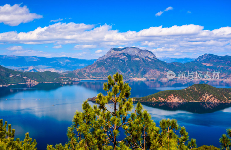 云南丽江泸沽湖山湖蓝天白云全景风光