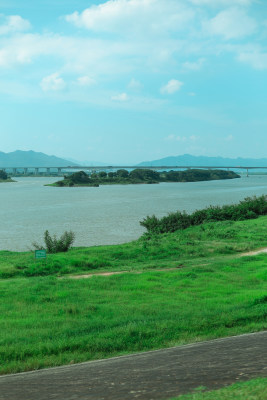 草地、湖水