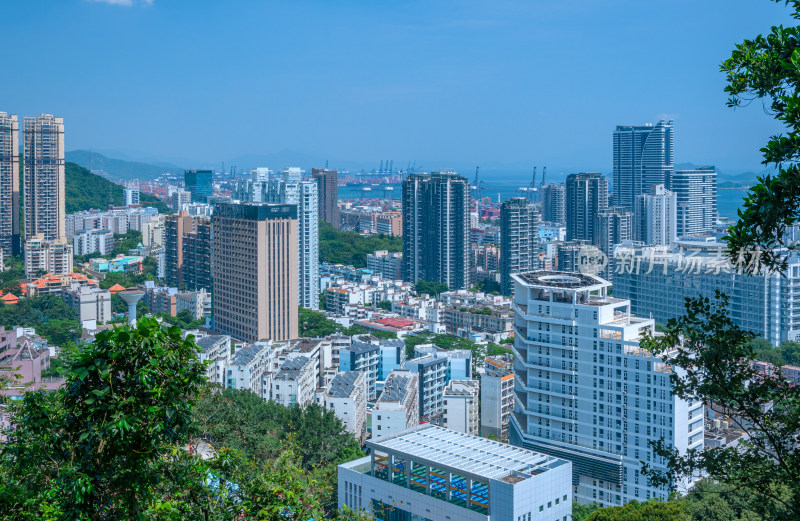 深圳梧桐山望盐田城市建筑与海景海岸风光