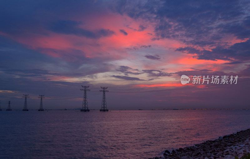 深圳宝安海上高压输电铁塔与夕阳晚霞