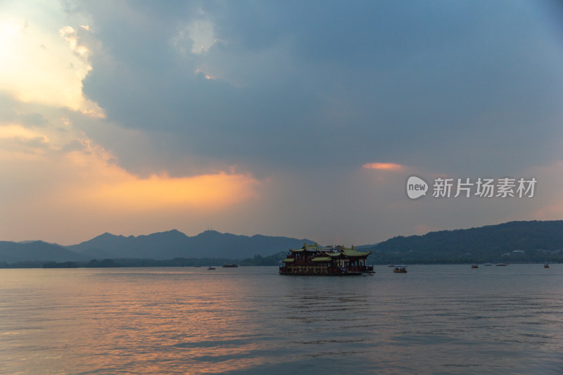 杭州西湖湖面夕阳下的山峦与云彩