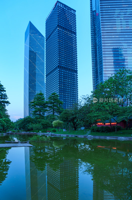 广州珠江新城花城广场公园湖泊与城市建筑