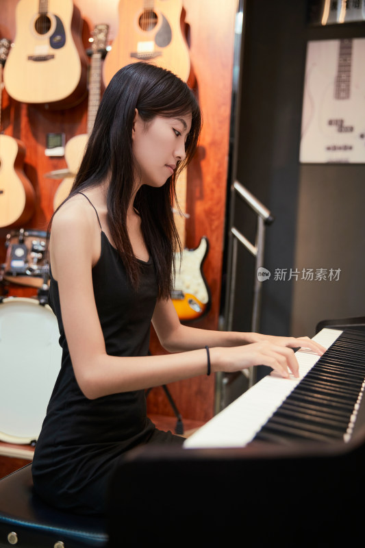 演奏钢琴的亚洲少女