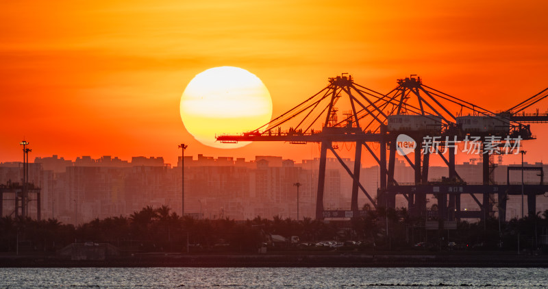 海南自贸港港口经济贸易关税运输城市日落