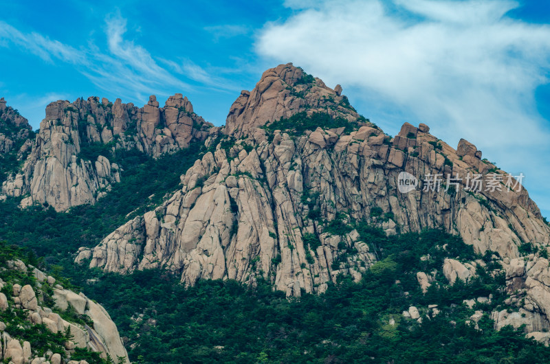 中国青岛崂山景区，山势雄伟