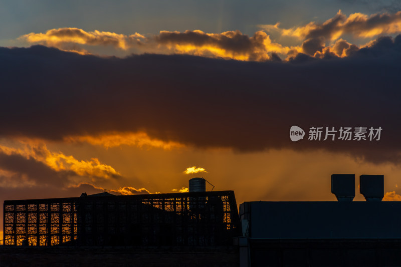 城市天际线下的绚丽日落美景