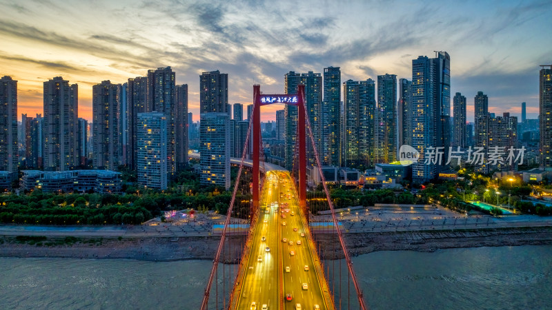 中国武汉鹦鹉洲长江大桥夜景