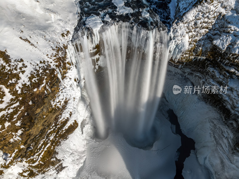 冰岛北极圈冬季斯科加瀑布的壮丽景观航拍