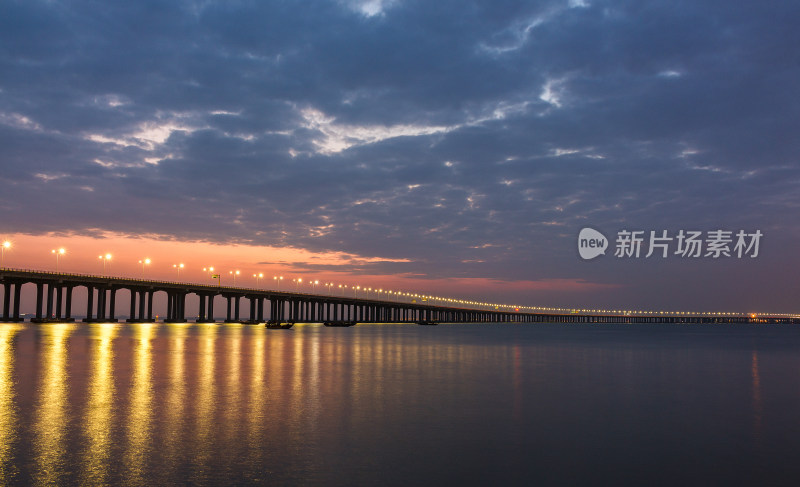 黄昏时分的深圳湾跨海大桥