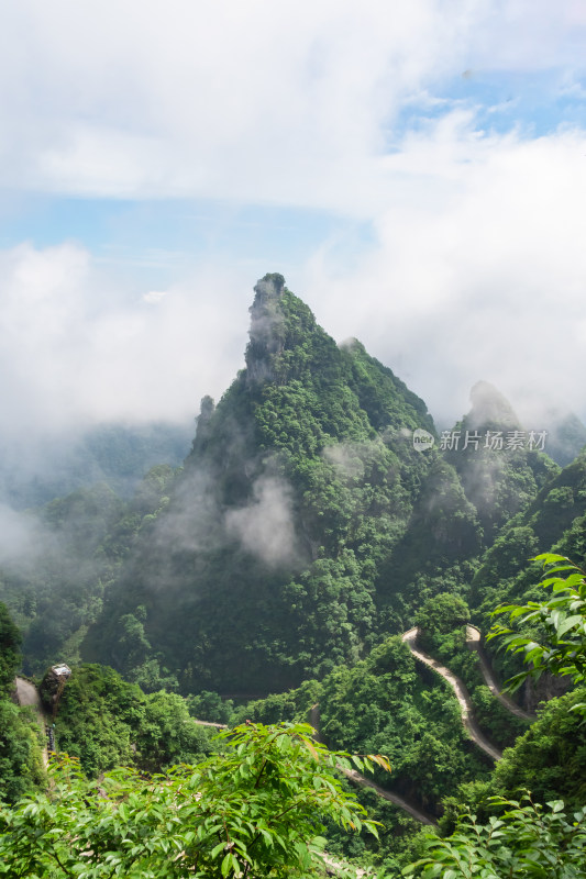 湖南张家界天门山云雾缭绕的山路奇观