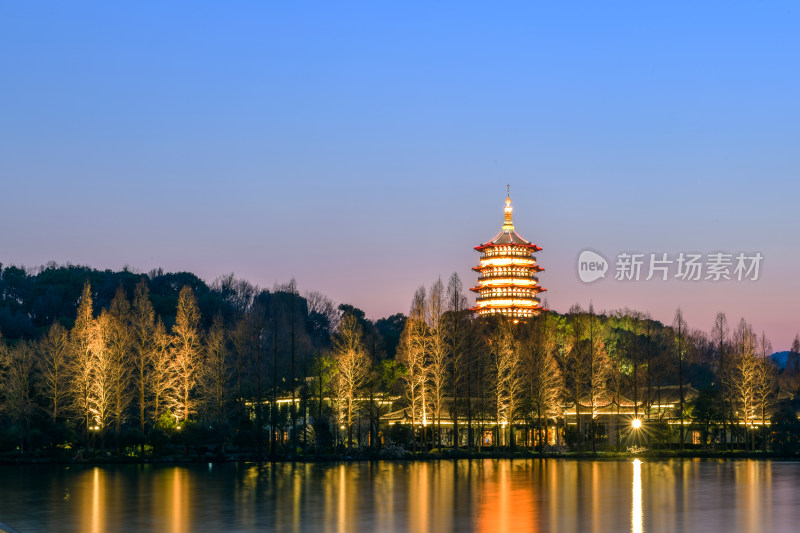 杭州西湖雷锋夕照长桥公园夜景