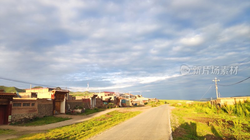 乡村道路旁的民居风景