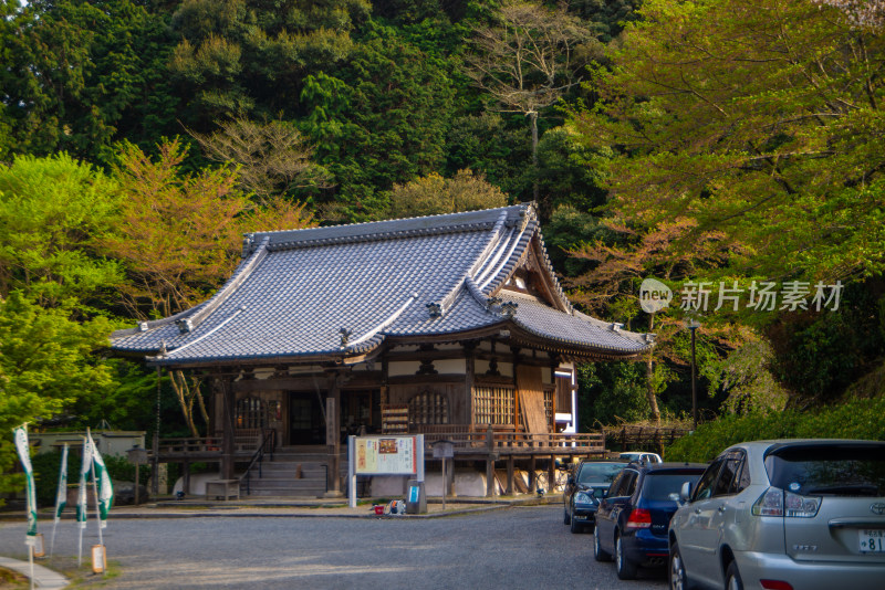 传统日式古建筑及周边车辆景象