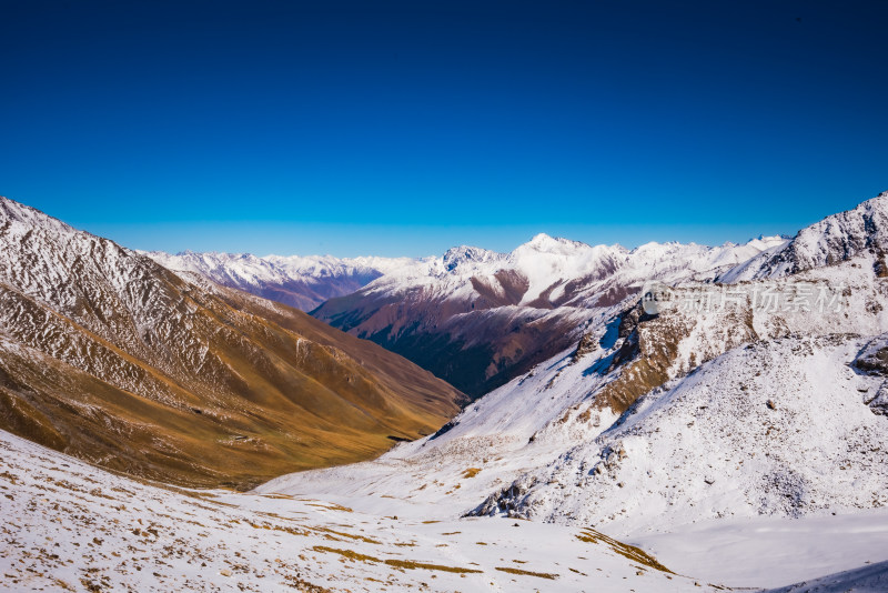 新疆天山山脉雪山山峰山脉