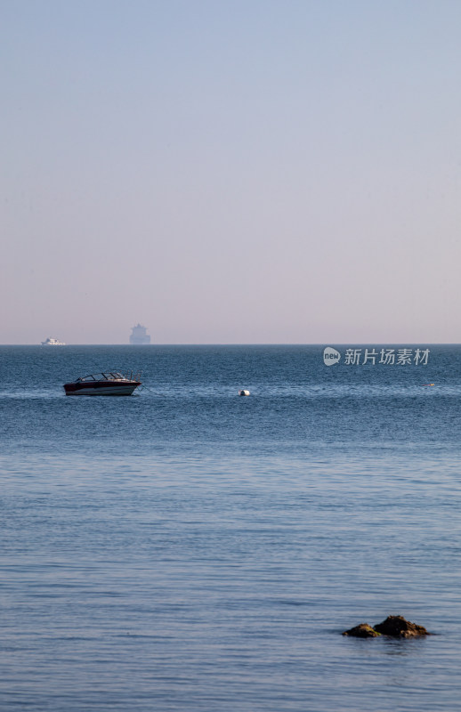 烟台月亮湾第一海水浴场海天海水相间景观