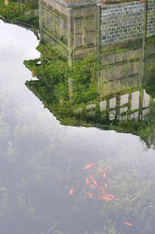 四川宜宾市李庄古镇的水中仿古建筑倒影