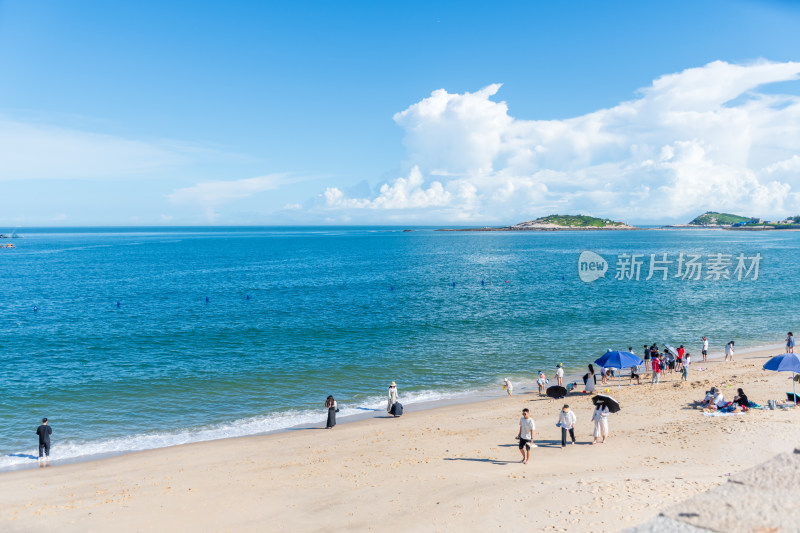 东山岛热闹的海滨沙滩场景