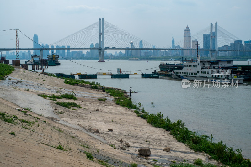 城市江畔码头风景与大桥的远景画面