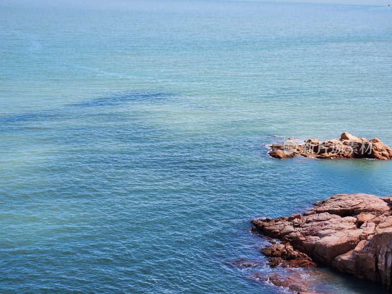 海边礁石与蓝色海水景致