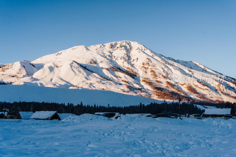 雪山日照金山