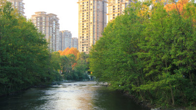 冬日暖阳下的成都温江区江安河建筑风光