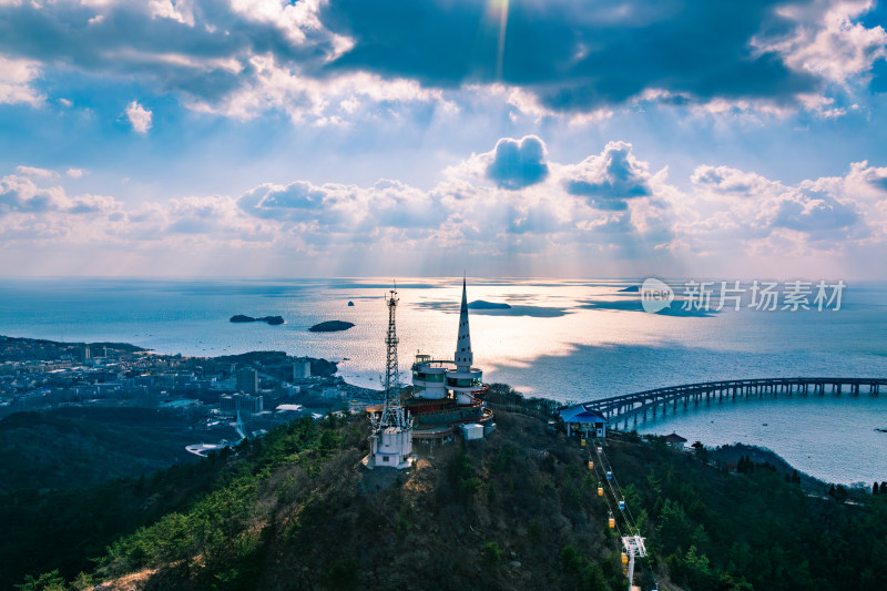 跨海大桥与海滨城市全景