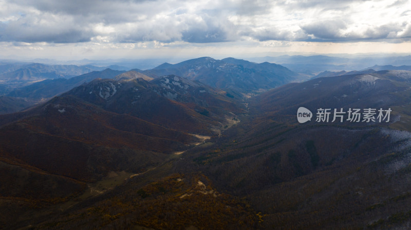 壮阔山脉全景，层峦叠嶂的自然景观