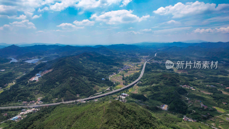 大山中的高速公路交通航拍图