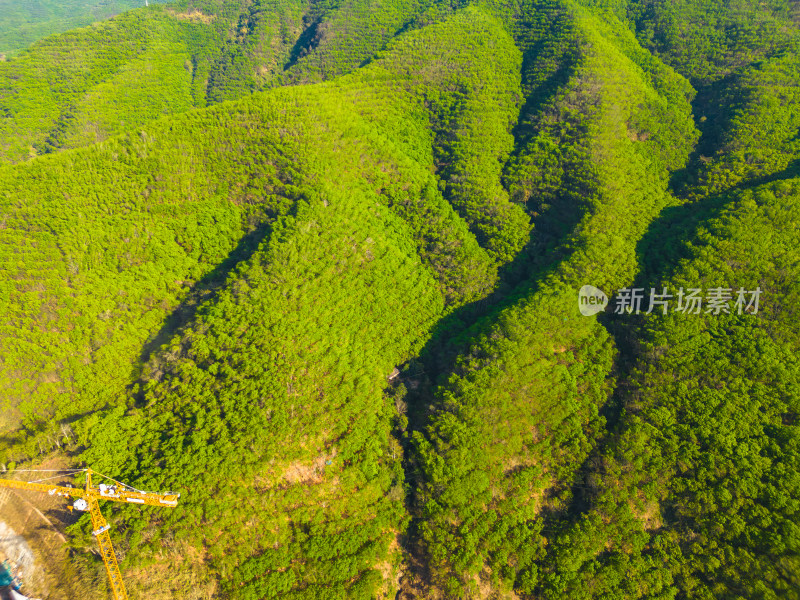 航拍郊外的山脉自然风光