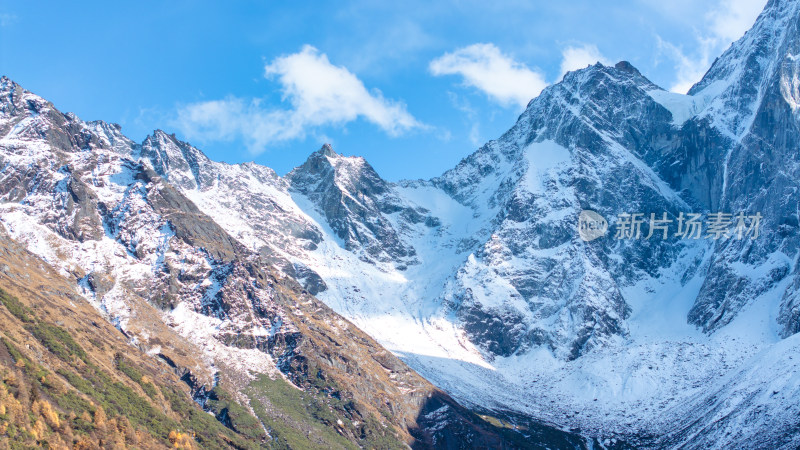 四川阿坝理县毕棚沟的雪山雪景