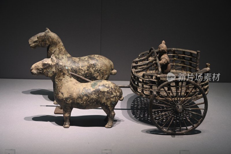 古代青铜马拉车文物