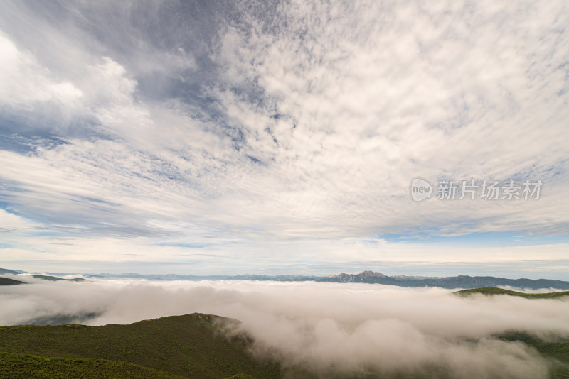 巍峨群山云雾日出蓝天尽收眼底