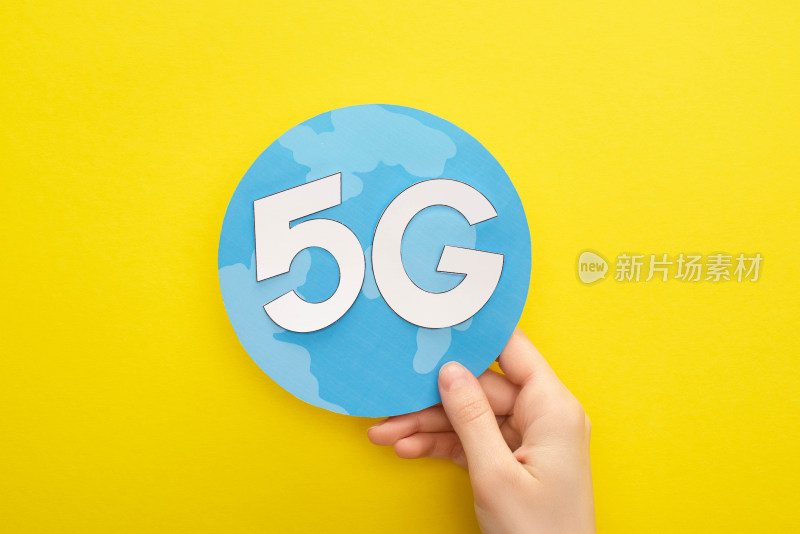 手举5G标识图案