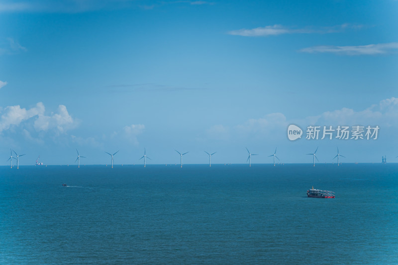 海上风力发电场的广阔景象