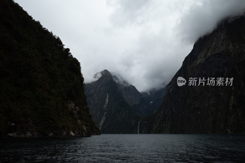 新西兰米佛峡湾Milford Sound