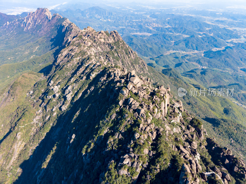 险峻陡峭山峰航拍图