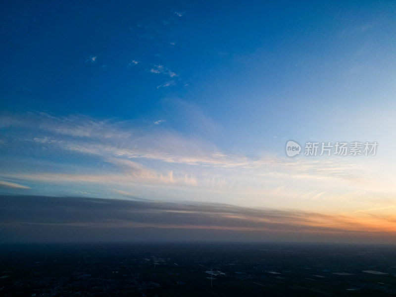 蔚蓝天空中飘着几缕白云的自然景象