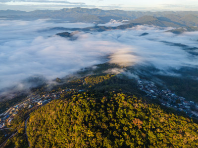 航拍景迈山云海环绕的古寨村庄自然风光